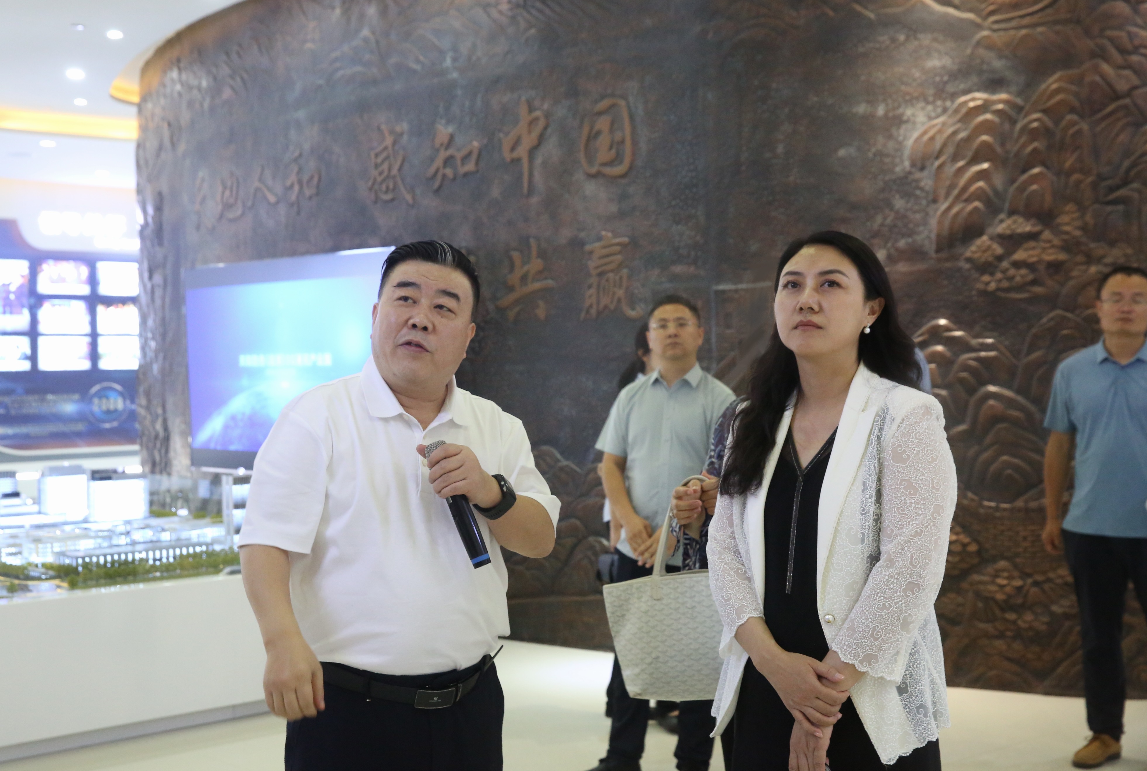 省發(fā)改委經(jīng)濟(jì)國(guó)防處處長(zhǎng)梁薇蒞臨天和防務(wù)調(diào)研